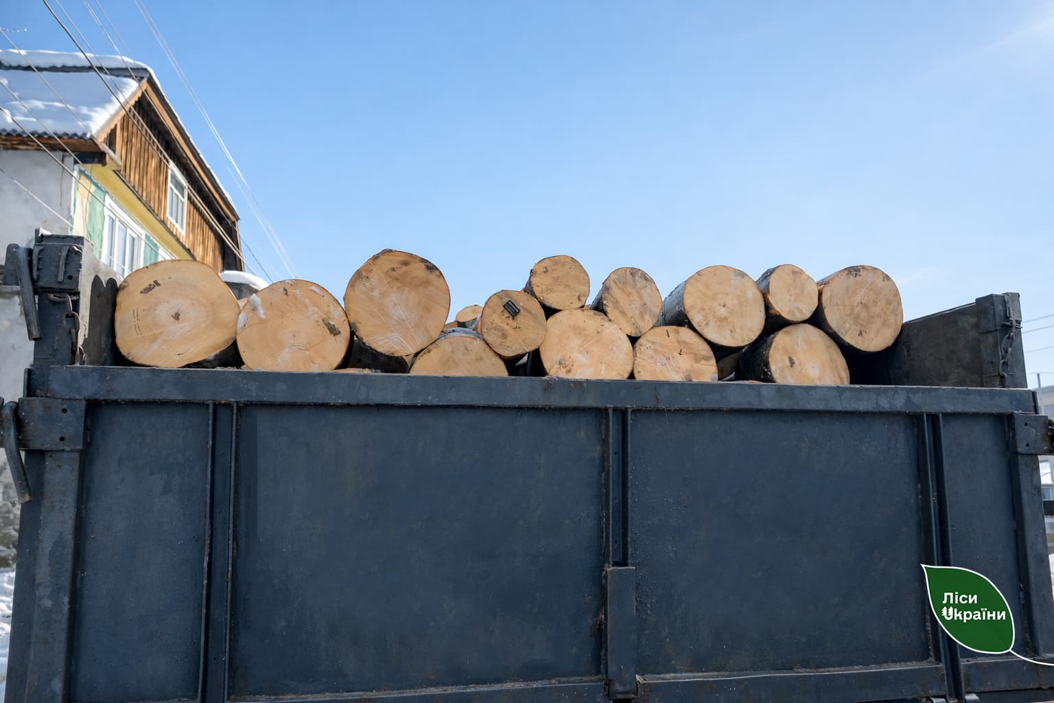 Зображення для статті: Лісівники Закарпаття передали дрова соціальному центру «Надія»