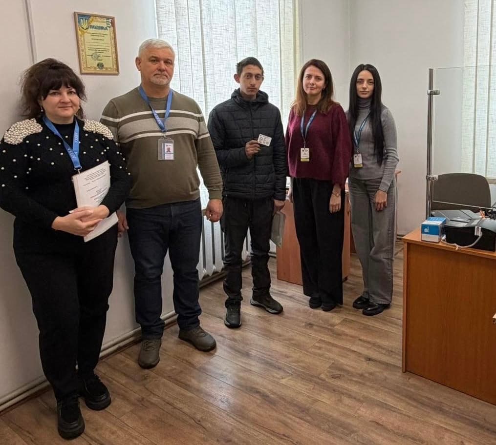 Зображення для статті: 23-річний закарпатець вперше отримав паспорт громадянина України