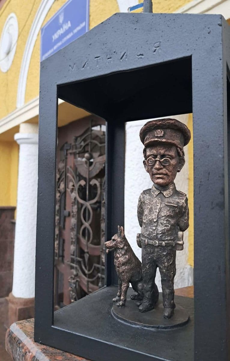 Зображення для статті: Ужгород поповнився 80-ю міні-скульптурою — символом митної служби