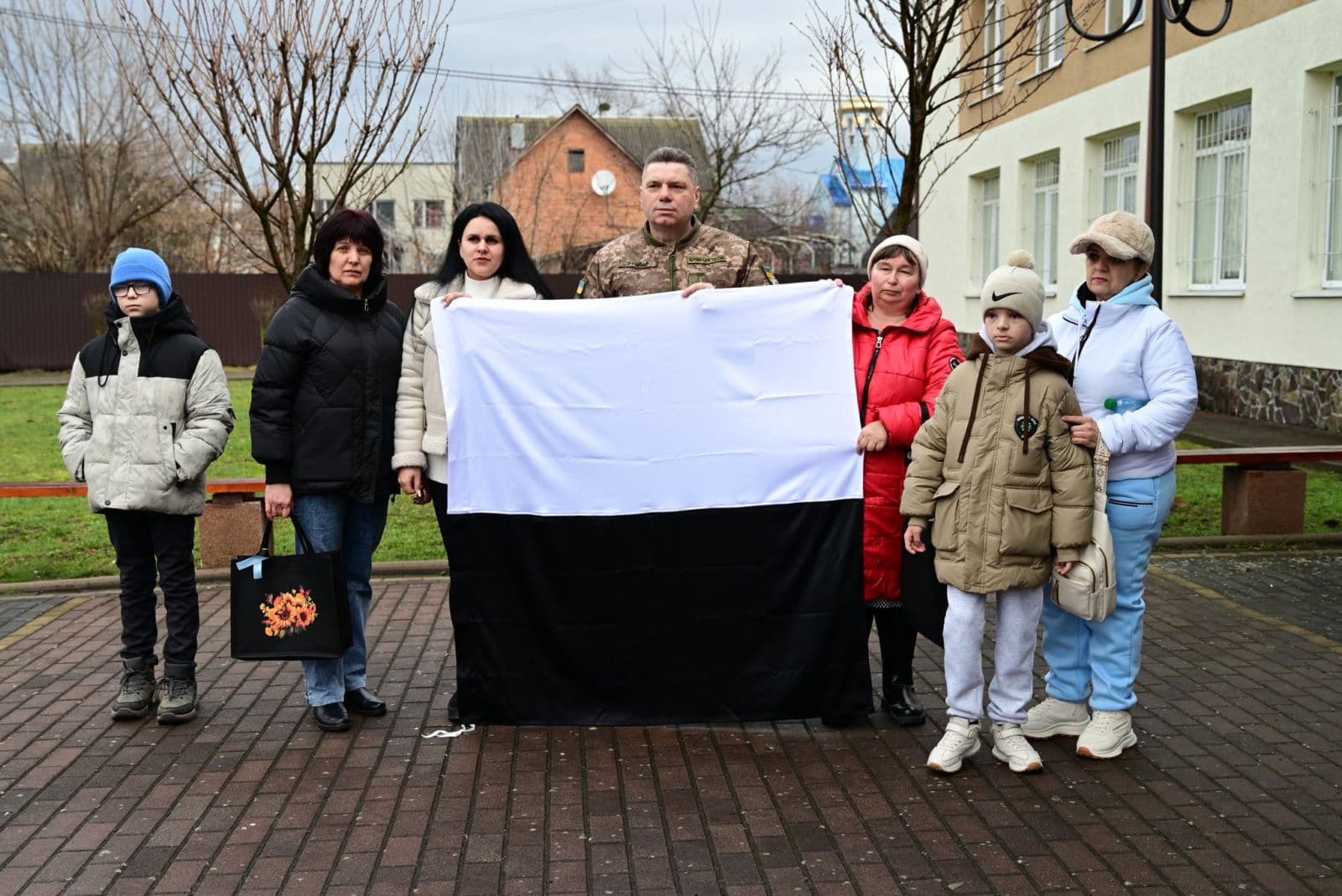 Зображення для статті: У закладах освіти Закарпаття піднімають Прапори Надії на підтримку військовополонених і зниклих безвісти