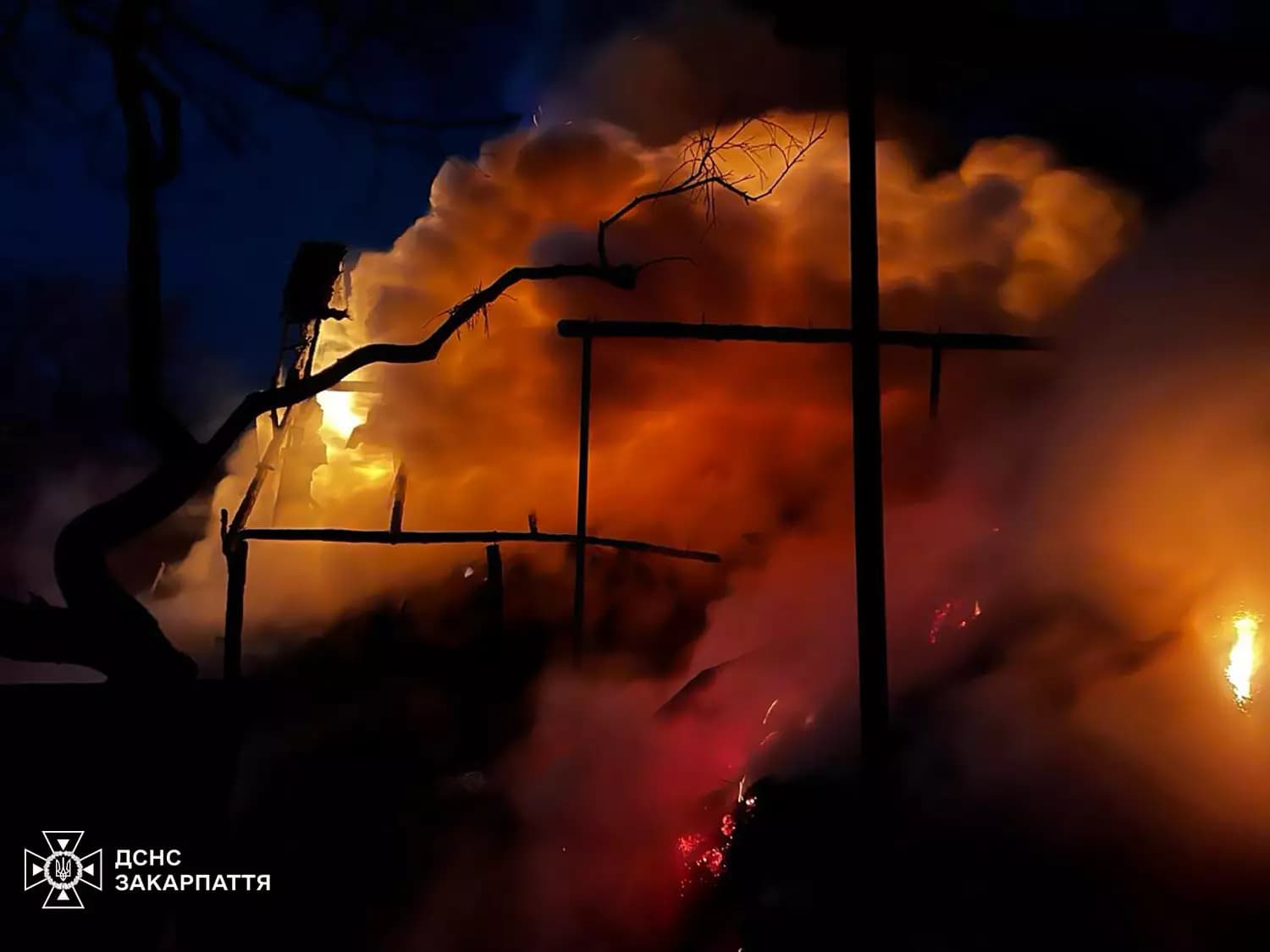 Зображення для статті: Нічна пожежа в Олешнику знищила 5 тонн сіна та 5 куб. м дров