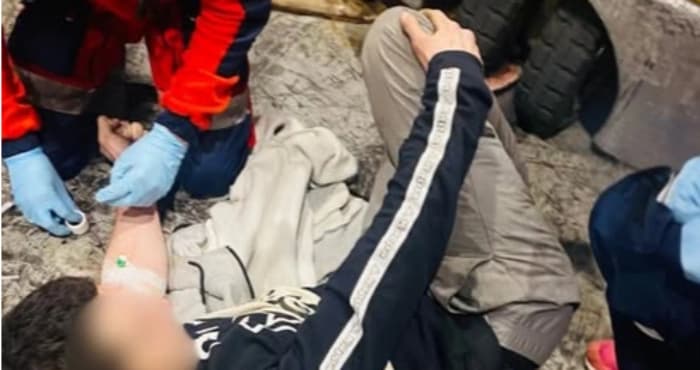 Зображення для статті: В Ужгороді 18-річного юнака затиснуло між колесами навантажувача