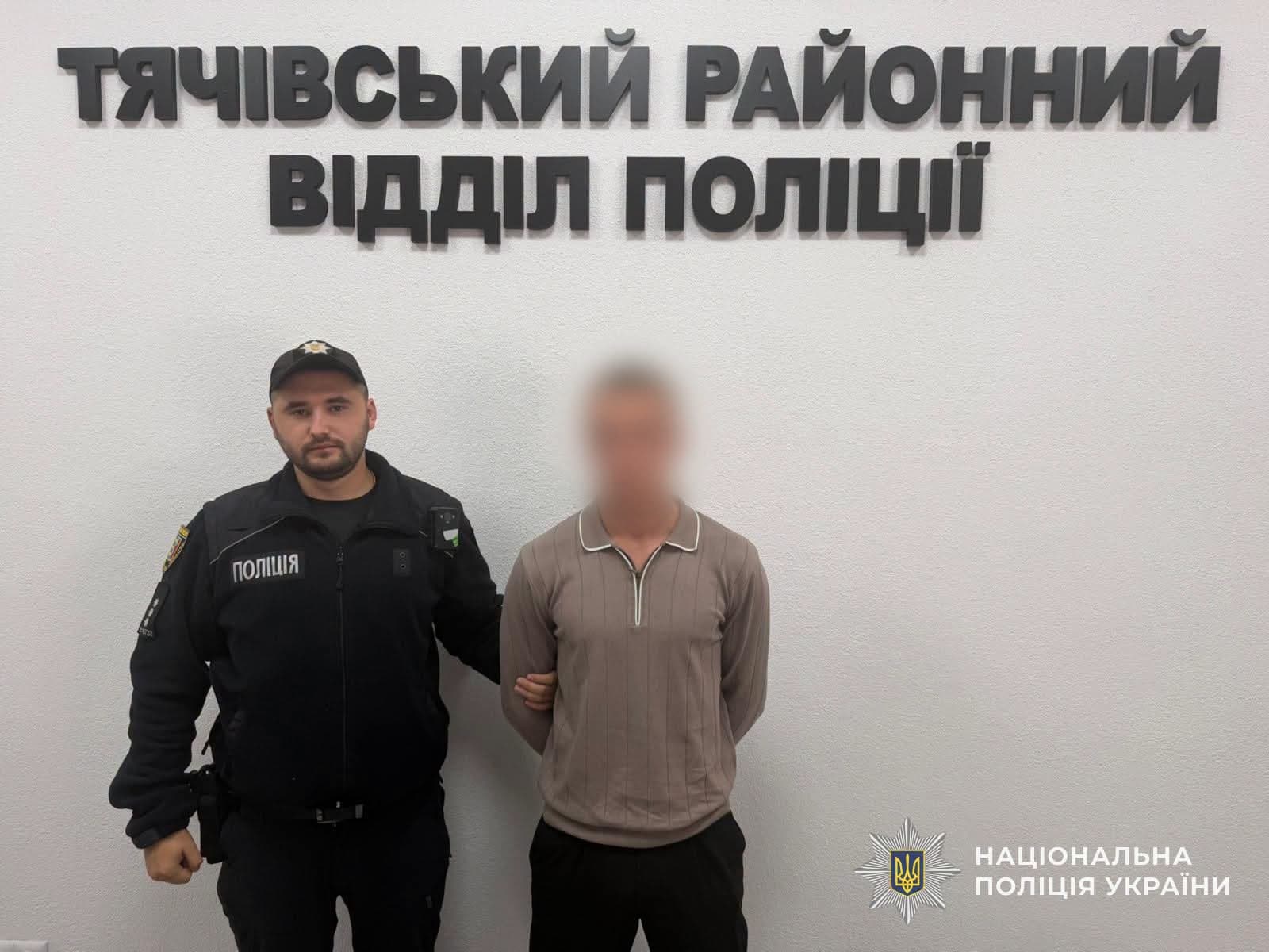 Зображення для статті: На Тячівщині 17-річний хлопець у балаклаві напав на родину з ножем і пістолетом