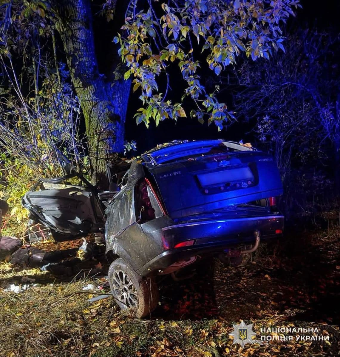 Зображення для статті: На Мукачівщині Chevrolet врізався в дерево: загинули водій і двоє підлітків, ще один пасажир у реанімації