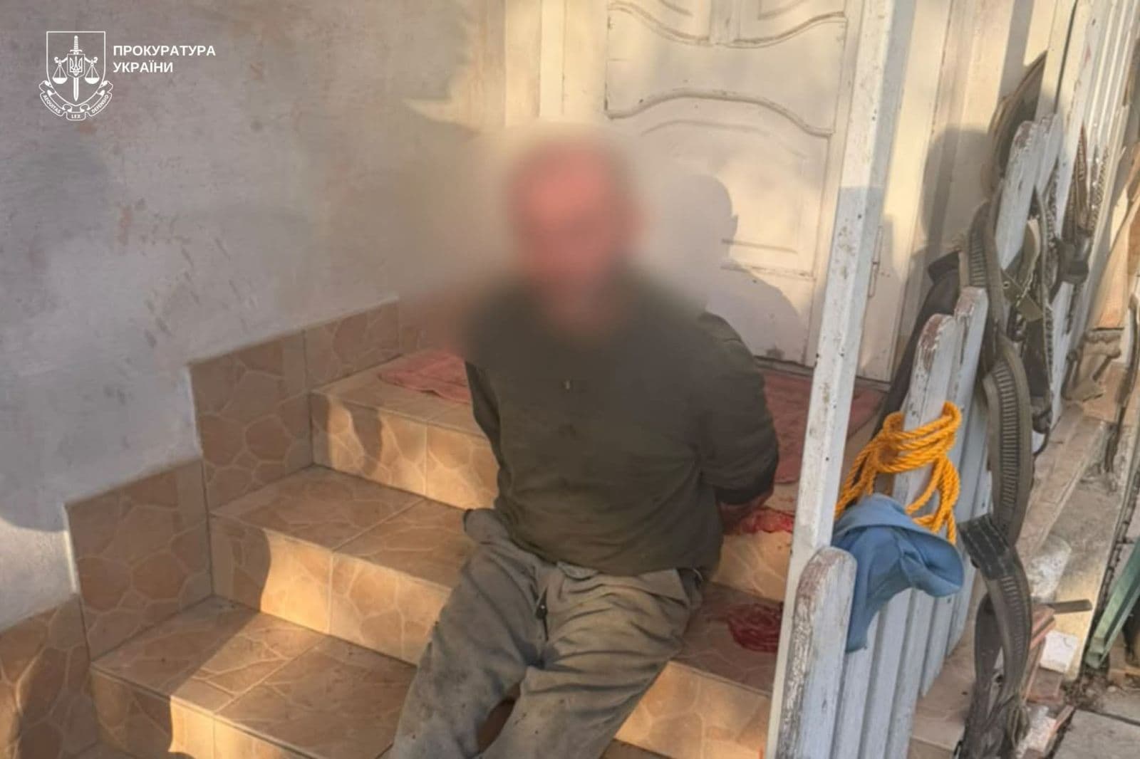 Зображення для статті: У селищі Вишково священнослужитель застрелив двох чоловіків,  ще троє у лікарні