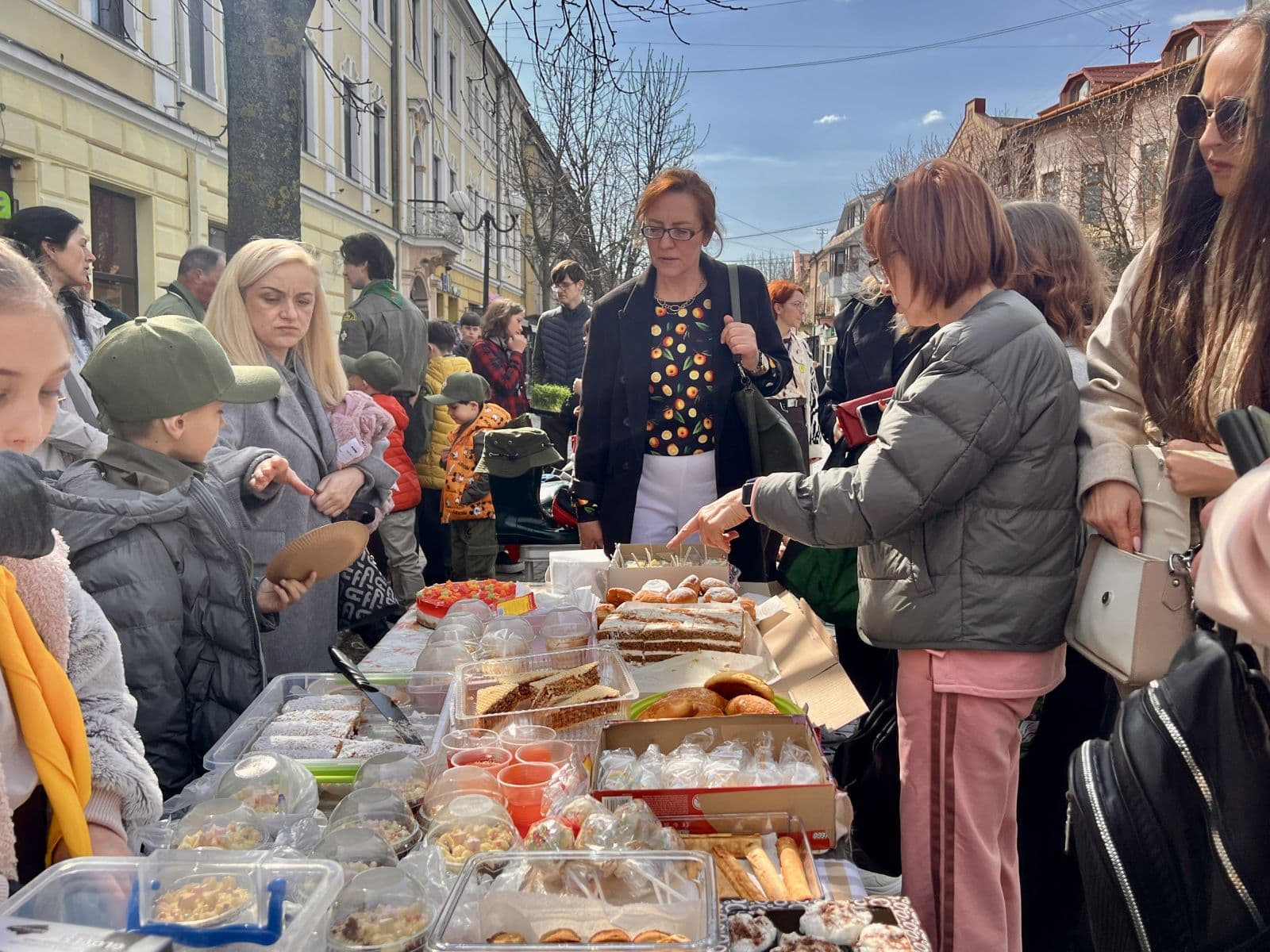 Зображення для статті: 15,7 тисяч гривень для захисників: мукачівські пластуни провели благодійний ярмарок «Гаражний сейл»