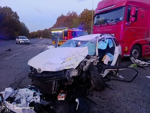Зображення для статті: В Ужгороді зіткнулися Škoda та автобус «Кошице — Мукачево»: водія затисло в авто
