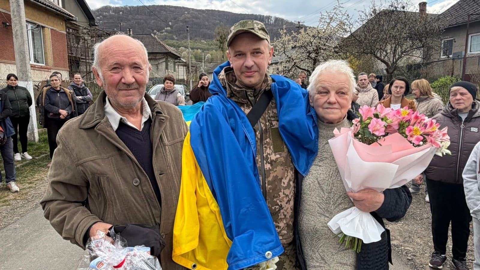 Зображення для статті: Після понад трьох років полону: у Перечинській громаді зустріли захисника, який повернувся додому