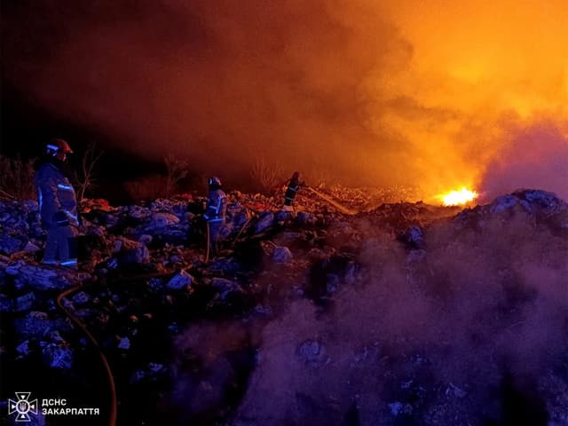 Масштабна пожежа на сміттєзвалищі в Чопі: вогонь гасили майже добу