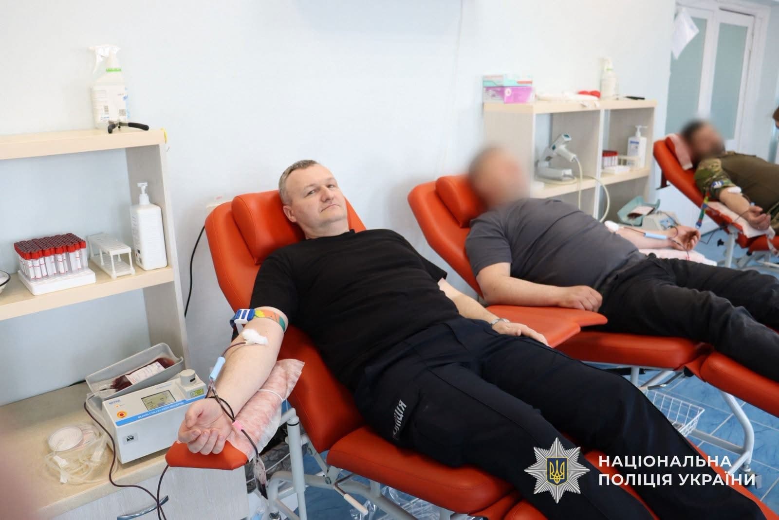 Зображення для статті: На Закарпатті майже 100 поліцейських здали кров для порятунку життів