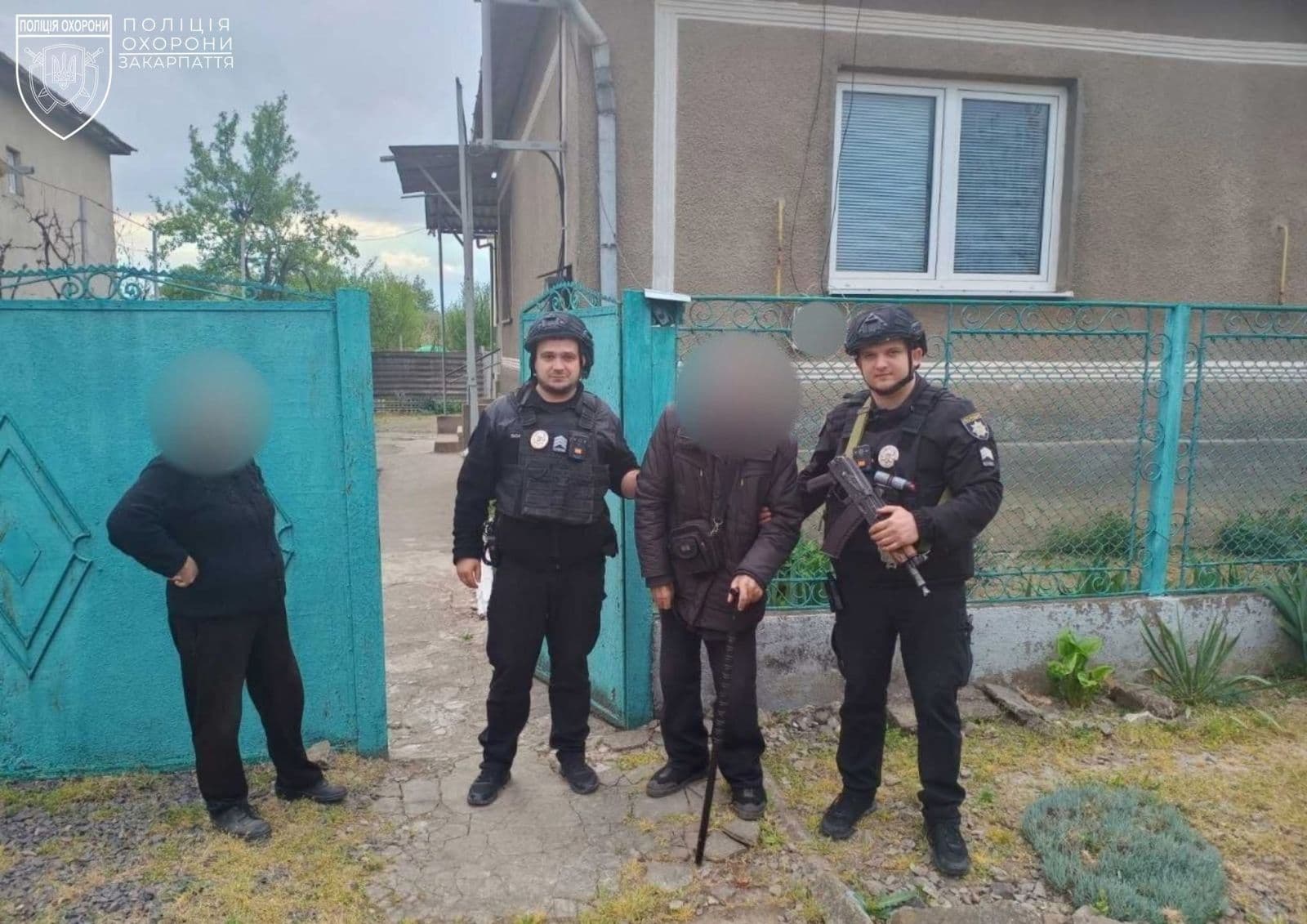 Зображення для статті: У Мукачеві поліцейські допомогли літньому чоловікові повернутися додому