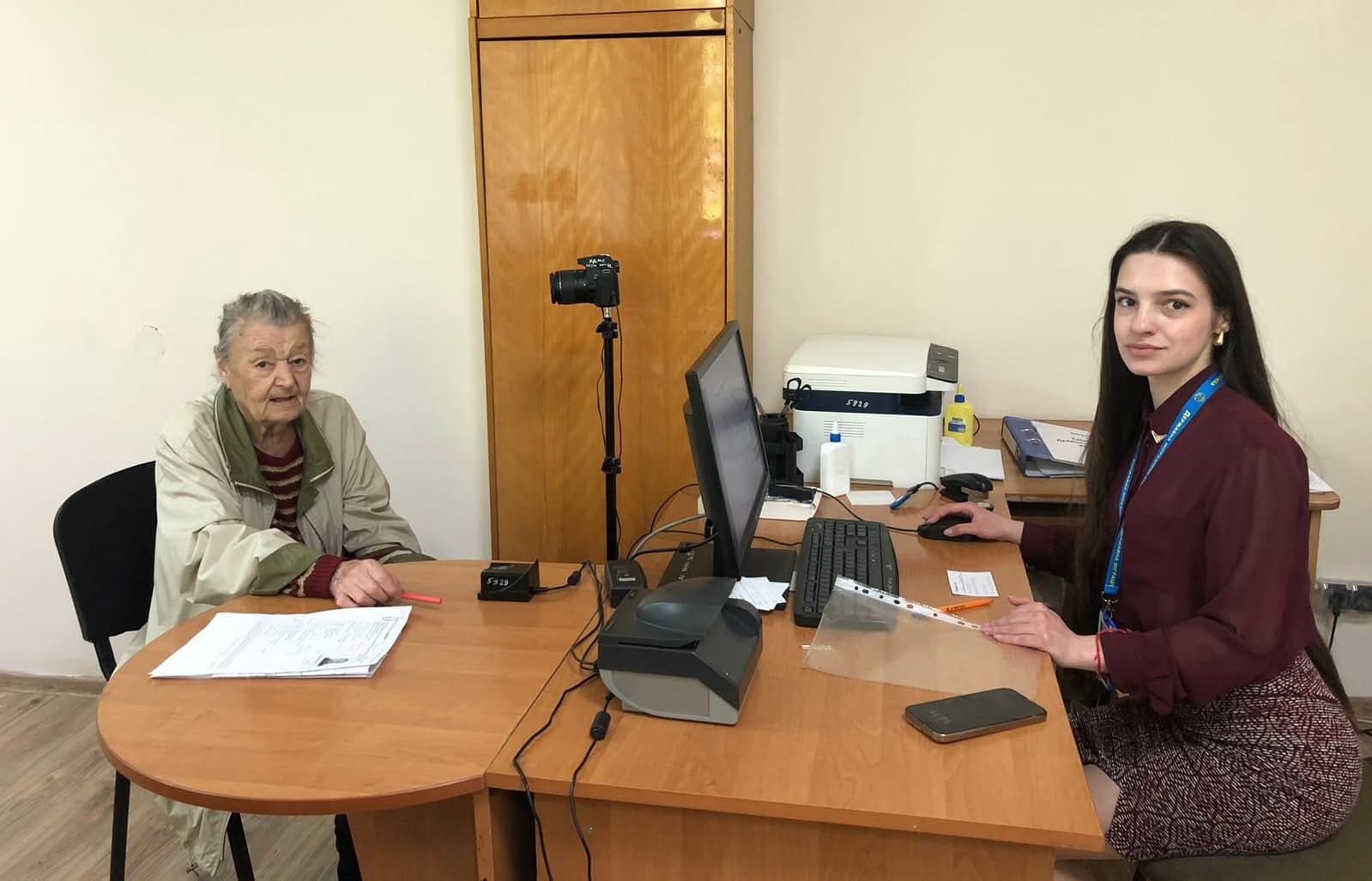 Зображення для статті: «Думала, що ще немає 70»: в Ужгороді 87-річна жінка самостійно оформила паспорт