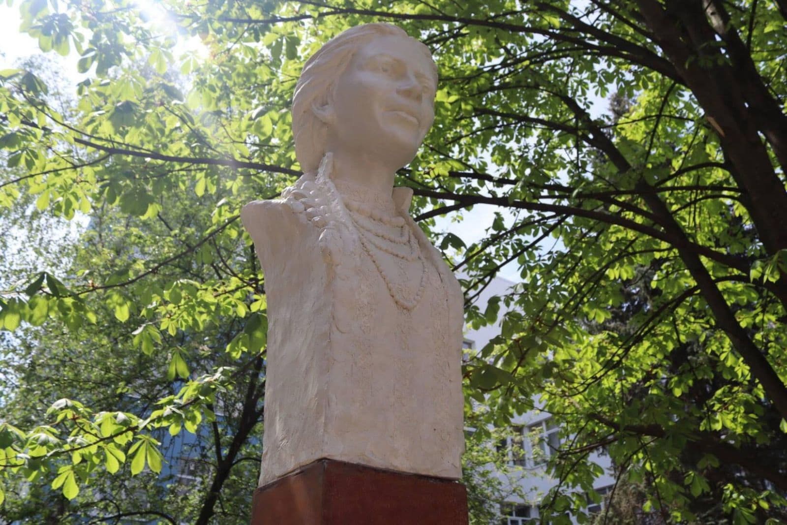 Зображення для статті: В Ужгороді відкрили перше на Закарпатті погруддя Лесі Українки до її 155-річчя