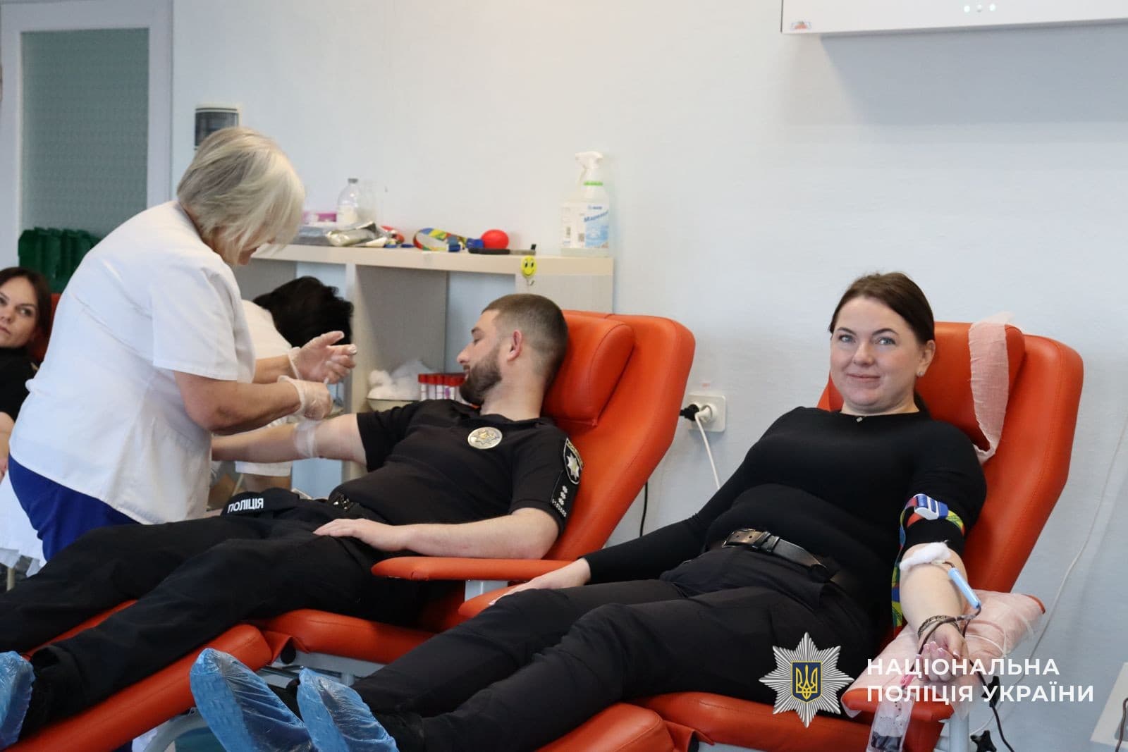 Зображення для статті: Поліцейські Ужгорода знову здали кров для потреб пацієнтів і військових