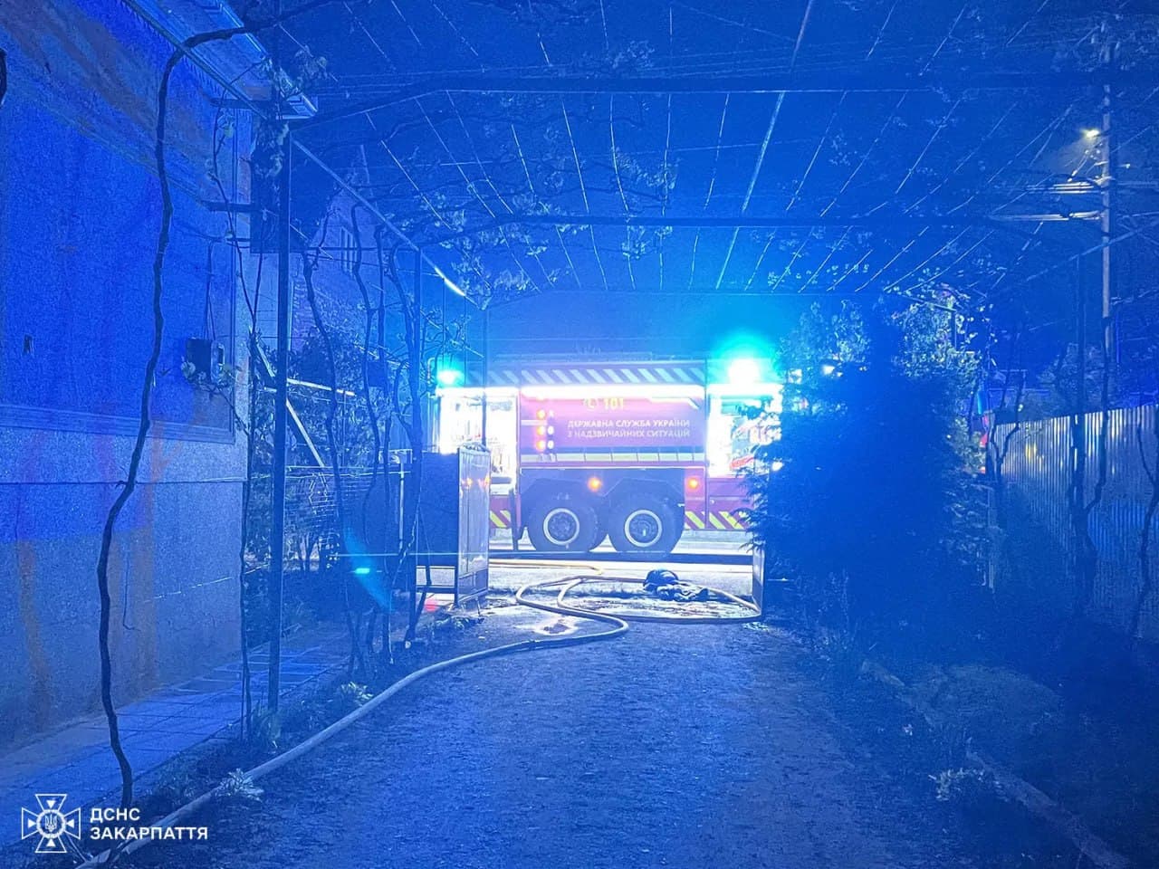 Зображення для статті: Нічна пожежа у Мукачеві: батько врятував сина з задимленого підвалу
