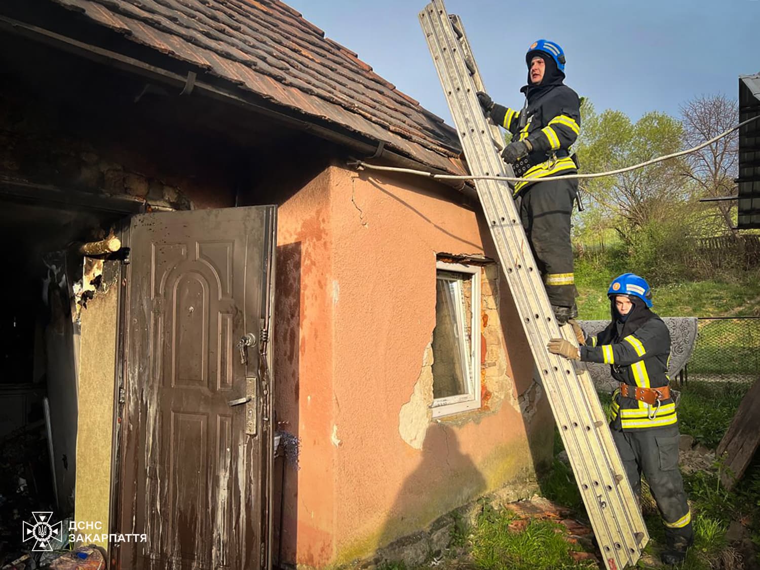 Зображення для статті: У Сімерках жінка самостійно вибралася з палаючого будинку