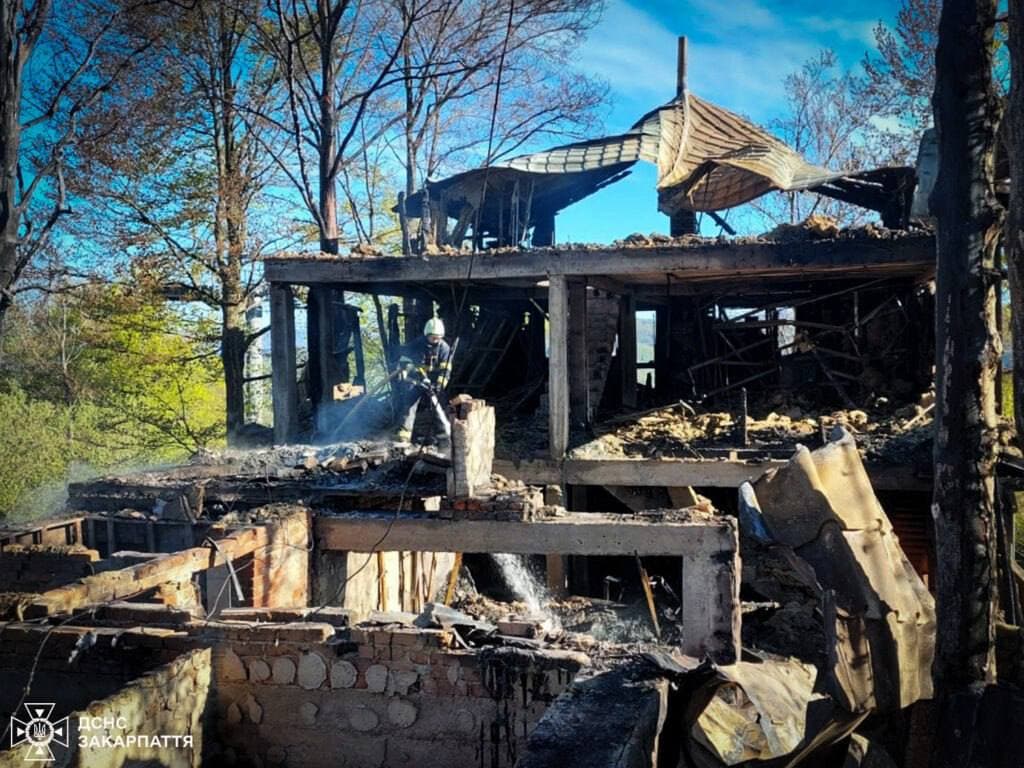 Зображення для статті: На Ужгородщині вщент згорів готельний комплекс