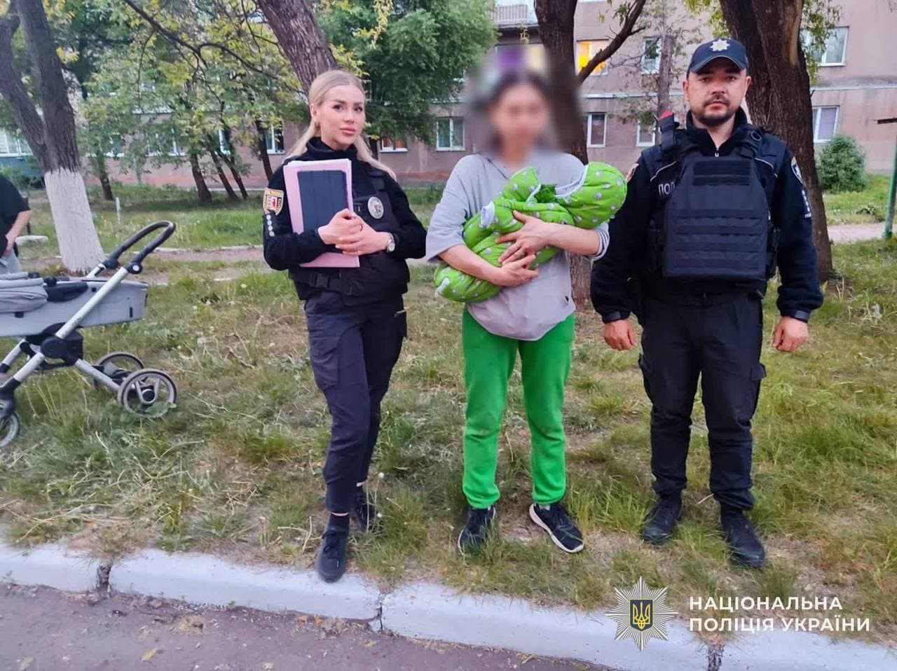 Зображення для статті: В Ужгороді зник візок із двотижневим немовлям: дитину оперативно розшукала поліція