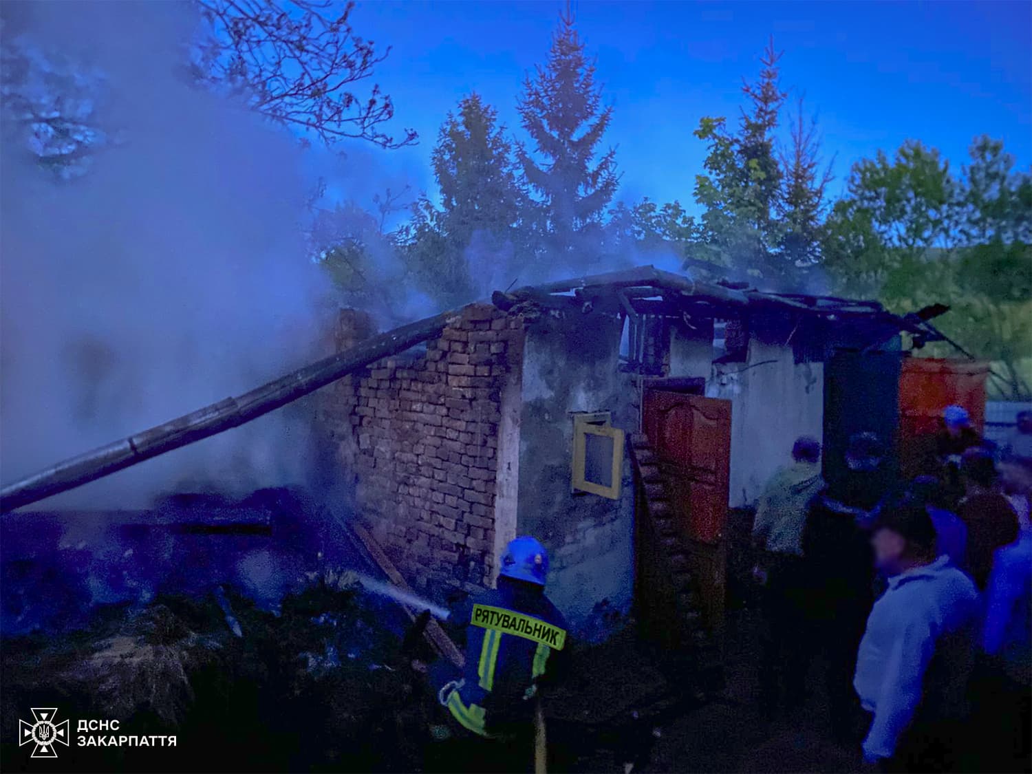 Зображення для статті: На Перечинщині горіла господарська споруда: вогонь ледь не перекинувся на будинок