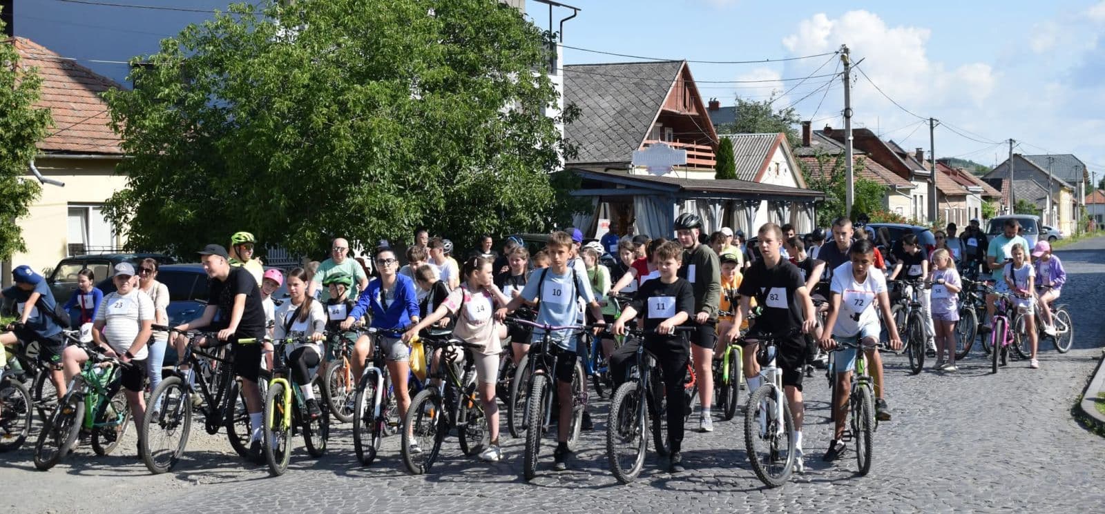 Зображення для статті: Понад 120 учасників: у Берегові велозаїздом зустріли літо