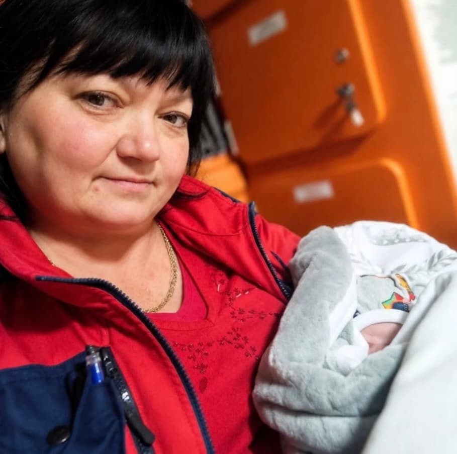 Зображення для статті: У гірському селі на Ужгородщині бригада швидкої прийняла пологи просто вдома