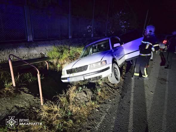 Зображення для статті: На Берегівщині вночі сталася ДТП: автомобіль опинився у кюветі