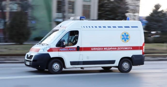 Зображення для статті: На Закарпатті чоловік упав з дерева та отримав компресійний перелом хребта