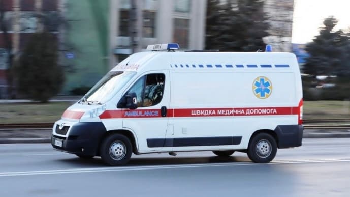 Зображення для статті: На Тячівщині 3-річний хлопчик травмувався після падіння з драбини: дитину госпіталізували