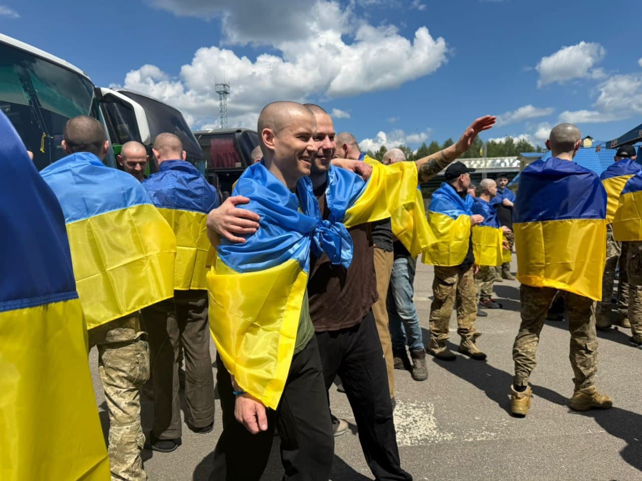Зображення для статті: Після років неволі: Україна повернула з російського полону 185 захисників і цивільного