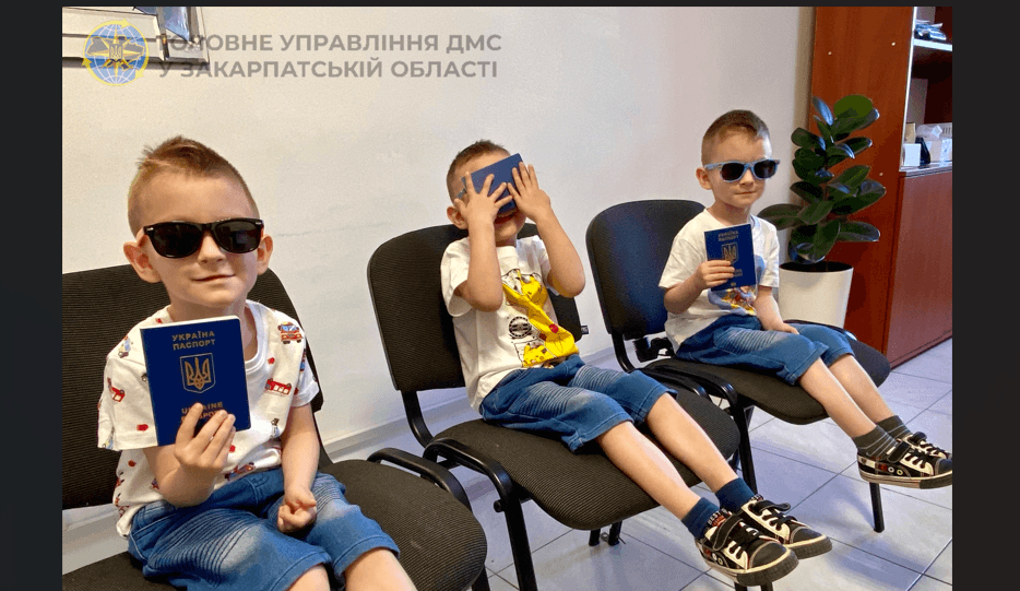 Зображення для статті: Маленькі мандрівники: на Закарпатті трійнятам оновили закордонні паспорти