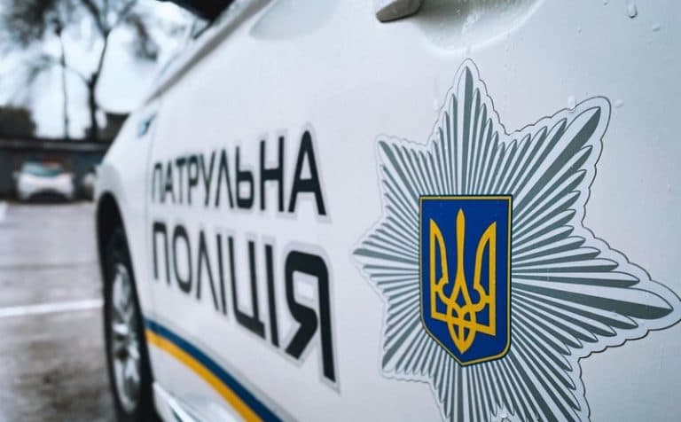 Зображення для статті: Перейми застали в дорозі: закарпатські патрульні допомогли вагітній жінці вчасно дістатися до пологового