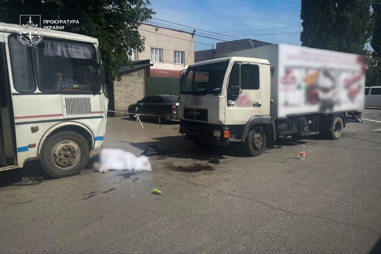 Зображення для статті: У Виноградові вантажівка влетіла в людей біля автобуса: двоє загиблих, троє травмованих