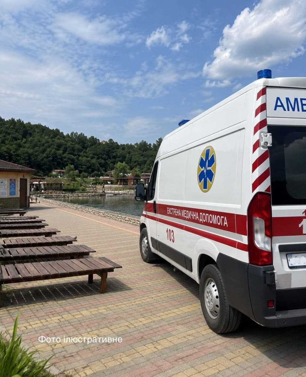Зображення для статті: Відпочинок у басейні ледь не завершився трагедією: на Закарпатті госпіталізували 14-річну дитину