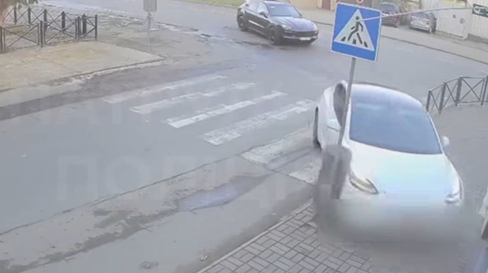 Зображення для статті: В Ужгороді Tesla врізалася в дорожній знак і житловий будинок