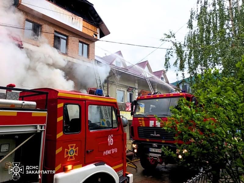 Зображення для статті: Масштабна пожежа в Міжгір’ї: вогонь охопив магазин та перекинувся на недобудову