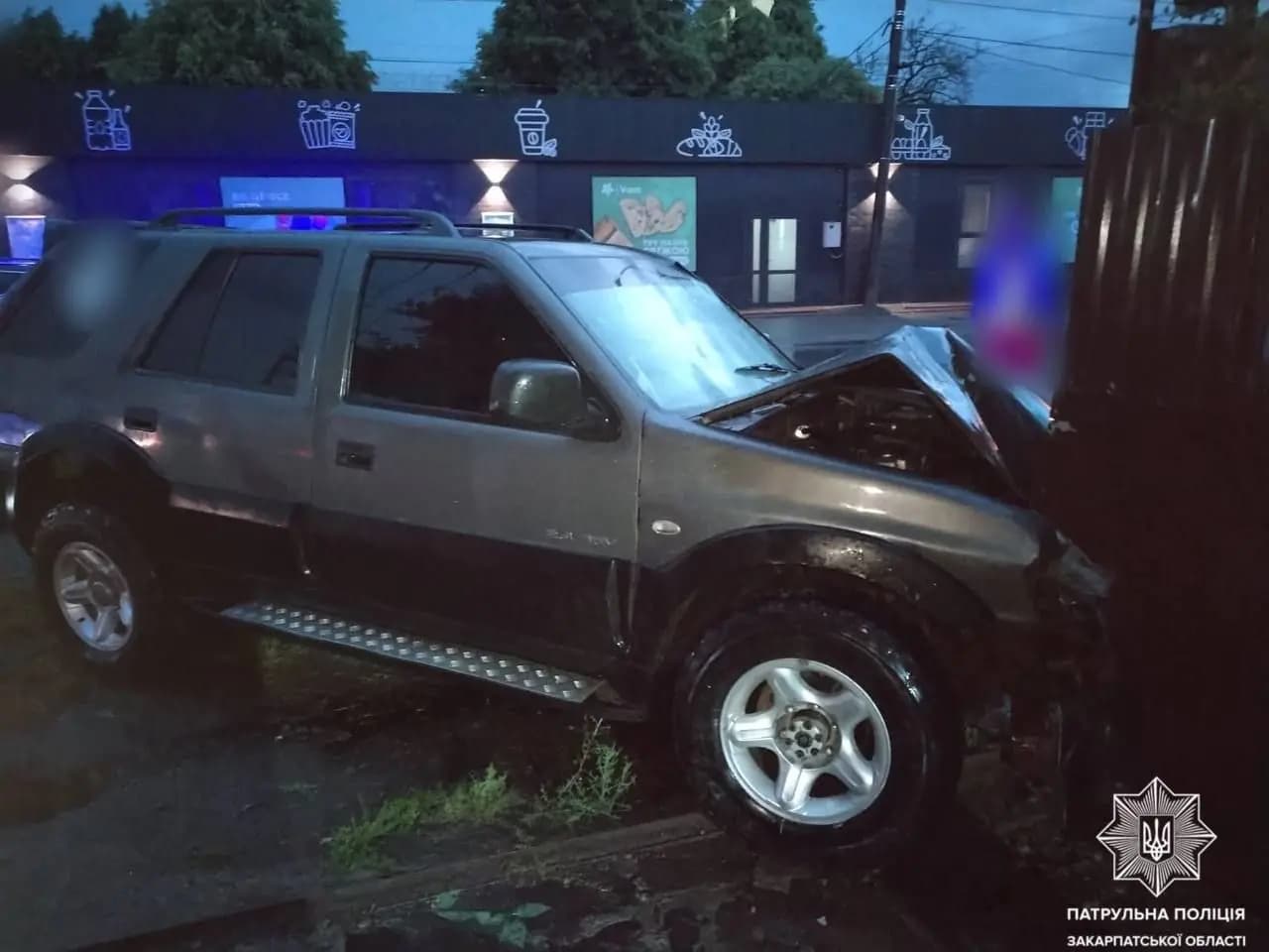 Зображення для статті: В Ужгороді п’яний водій влаштував ДТП: авто знесло в огорожу після зіткнення