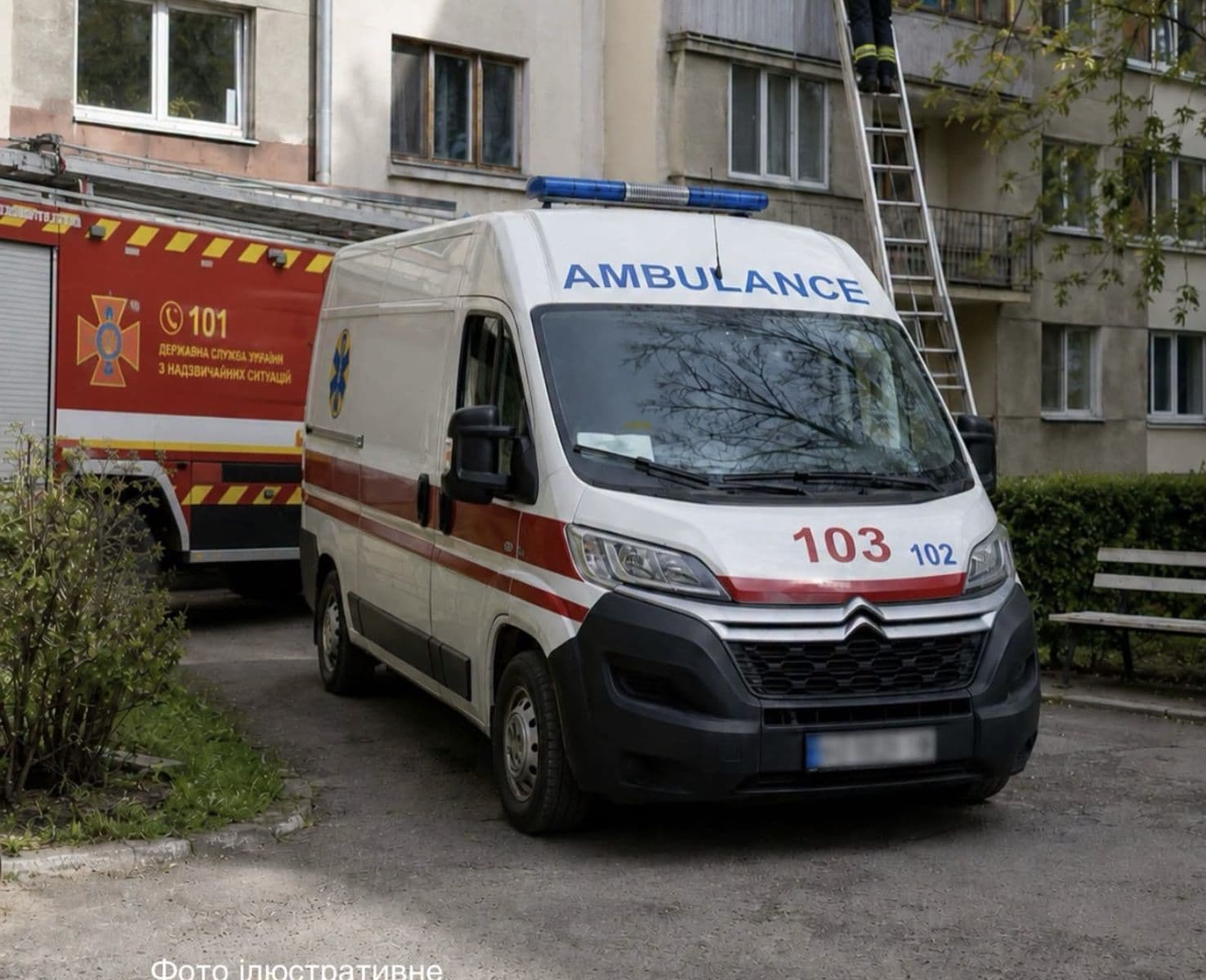 Зображення для статті: В Ужгороді рятували 79-річну жінку: до квартири довелося пробиратися через балкон