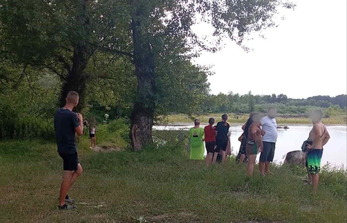 Зображення для статті: Течія віднесла дітей у річці на Закарпатті: три врятовані, одного хлопчика шукають