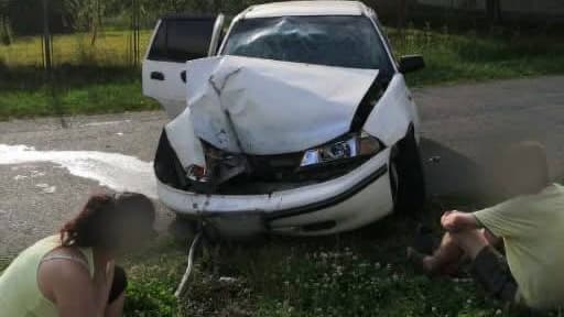 Зображення для статті: На Мукачівщині автомобіль врізався у ворота: четверо дітей опинилися в лікарні