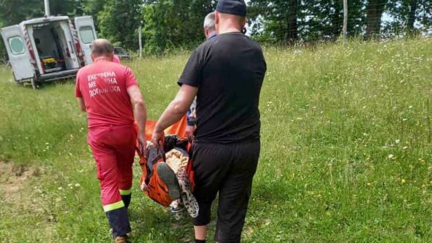 Зображення для статті: Швидка не змогла доїхати: закарпатські медики пішки рятували 64-річну жінку