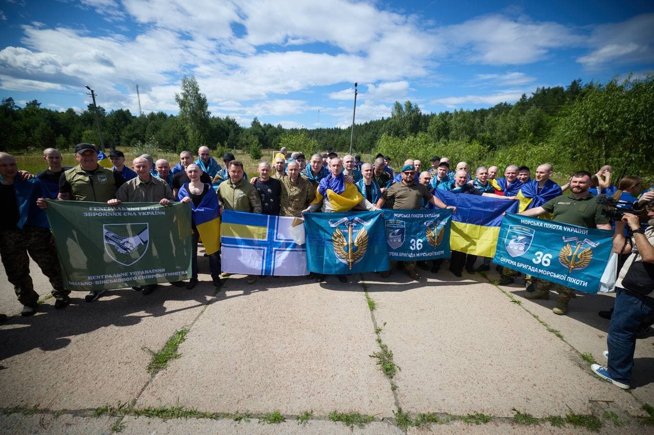 Зображення для статті: 76-й обмін полоненими: Україна повернула додому 160 військових