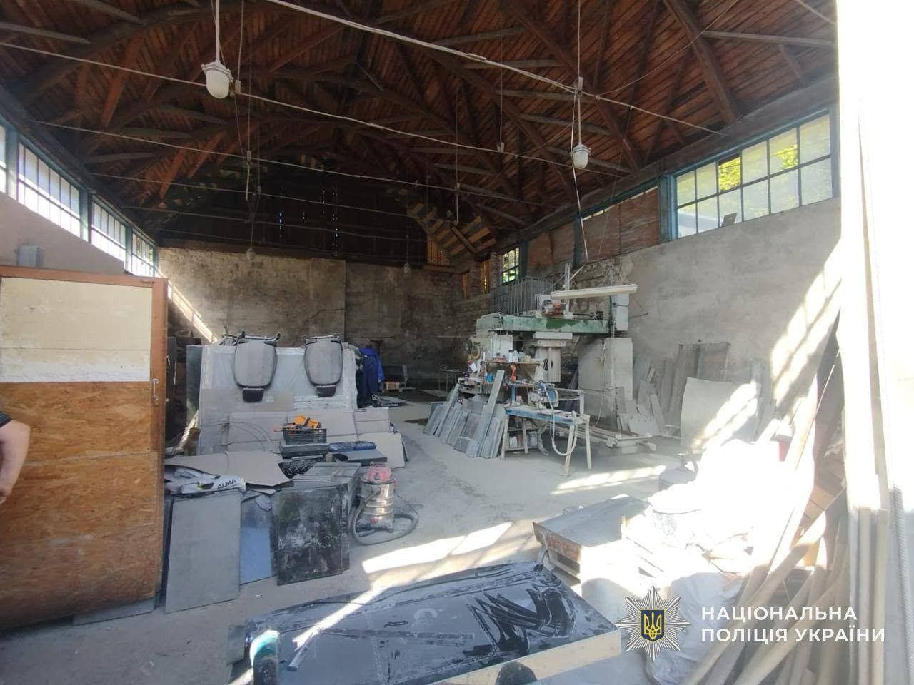 Зображення для статті: Розбив вікно, вимкнув камери й розрізав сейф: на Закарпатті затримали 16-річного підозрюваного