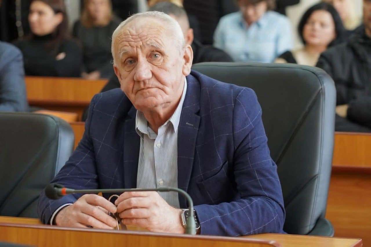 Зображення для статті: Понад 30 років у медицині: лікар з Ужгорода отримав почесне звання від Президента