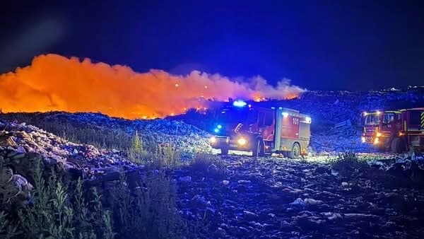 Зображення для статті: Понад добу у вогні: на Свалявському сміттєзвалищі триває ліквідація масштабної пожежі
