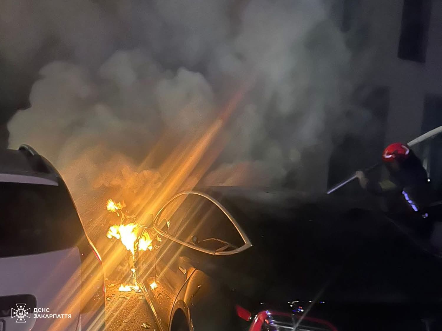 Зображення для статті: Нічна пригода в Ужгороді: на вулиці Митрака спалахнула Tesla