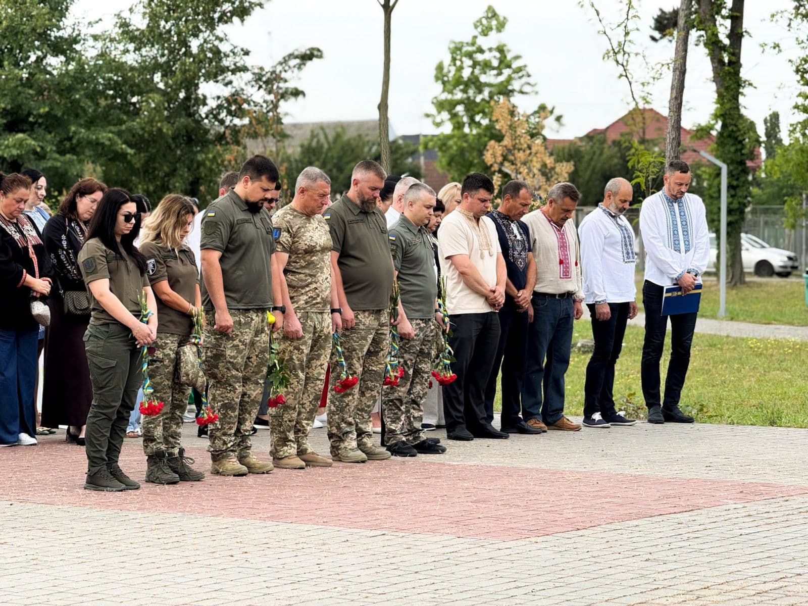 Зображення для статті: Хвилина мовчання, молитва та квіти: у Мукачеві відзначили День Державності