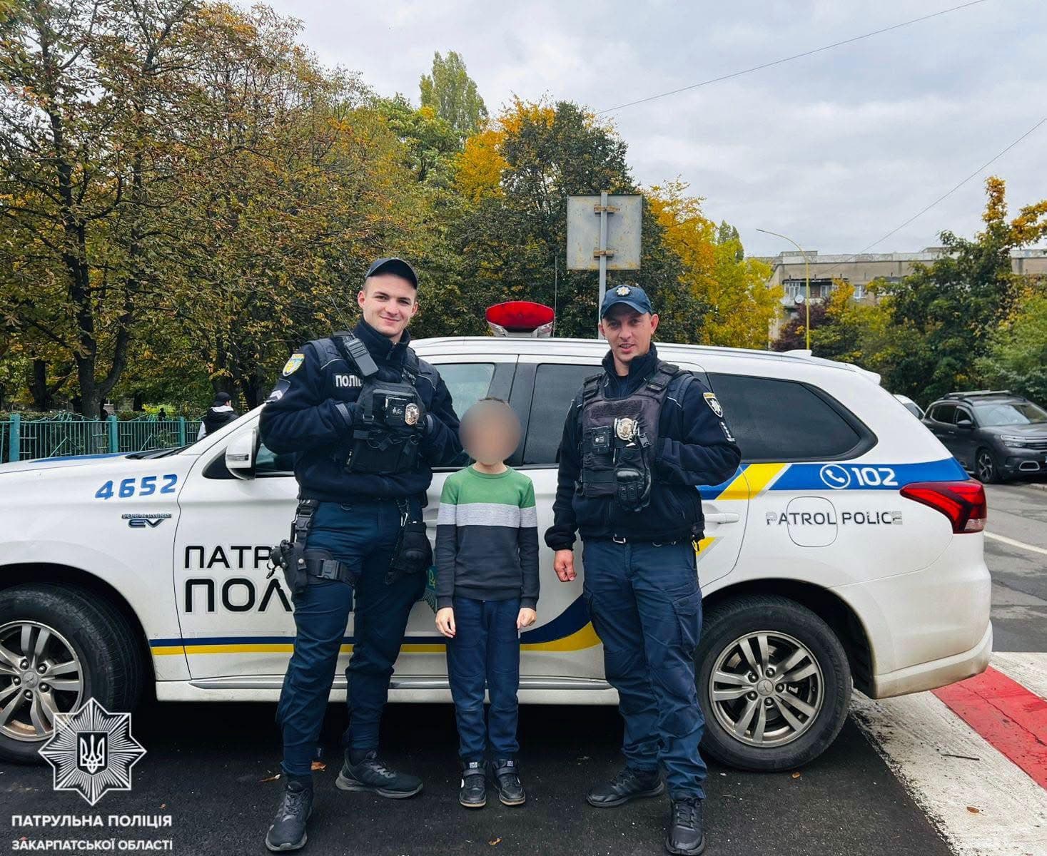 Зображення для статті: В Ужгороді патрульні оперативно розшукали зниклу дитину