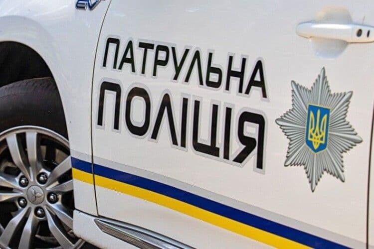 Зображення для статті: В Ужгороді патрульні врятували жінку, яка намагалася завдати собі шкоди