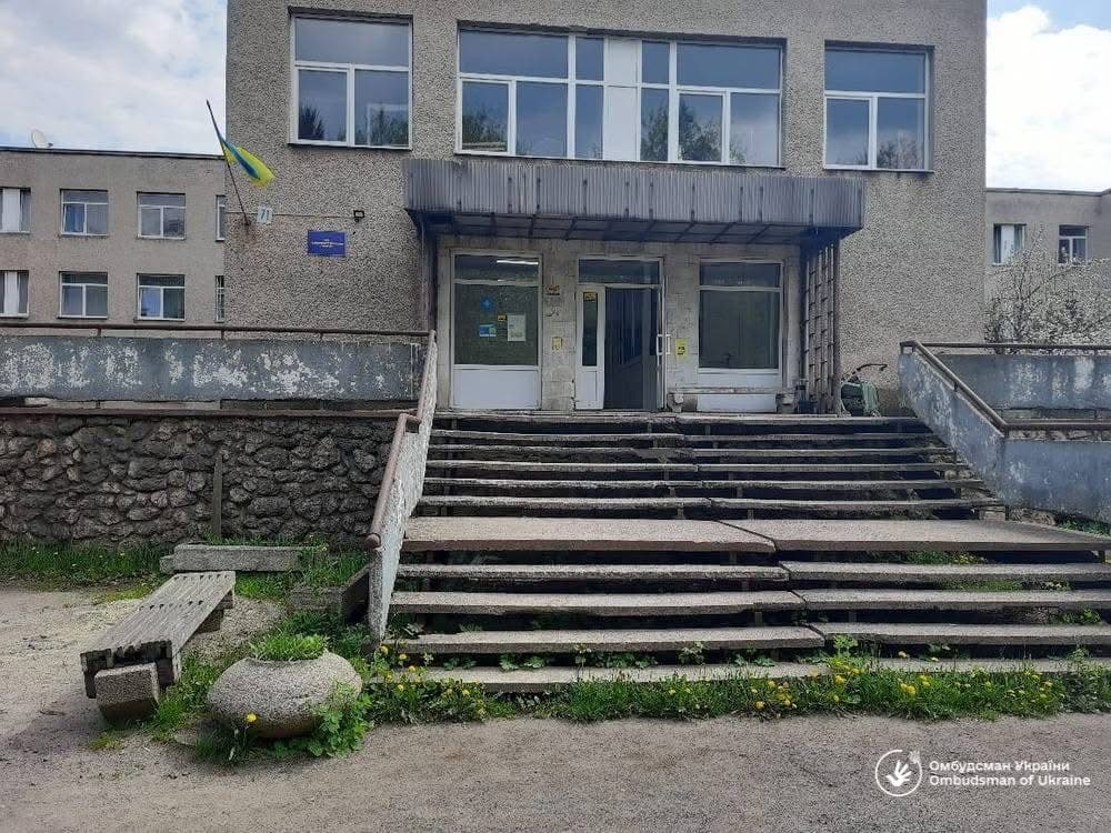 Зображення для статті: Керівник Великоберезнянської лікарні втік і залишив заклад напризволяще: критична ситуація для пацієнтів і персоналу