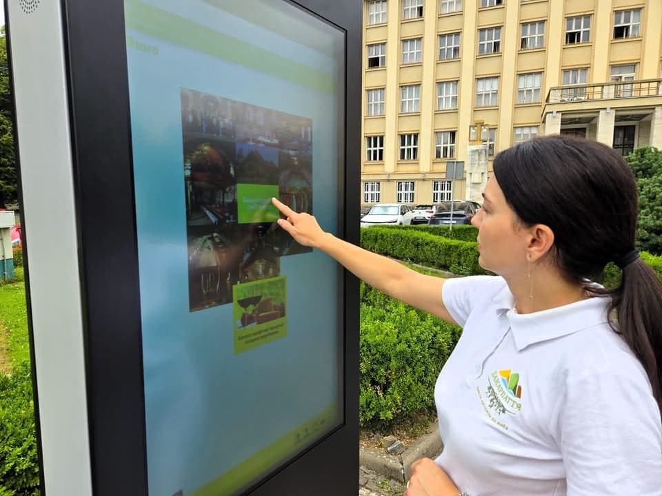 Зображення для статті: У центрі Ужгорода встановили інтерактивний путівник Закарпаттям